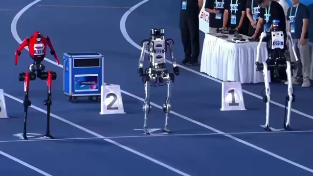 Humanoid robot futott 100 métert a pekingi robotjátékokon