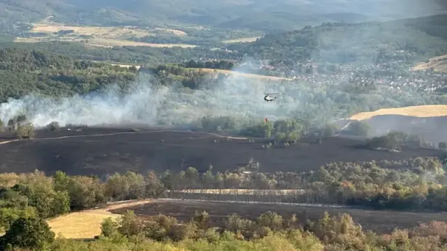 Katonai helikopterek segítik a tűzoltást Dédestapolcsány külterületén