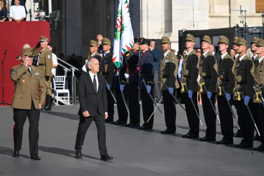 Katonai tiszteletadással vonták fel a nemzeti lobogót az Országház előtt
