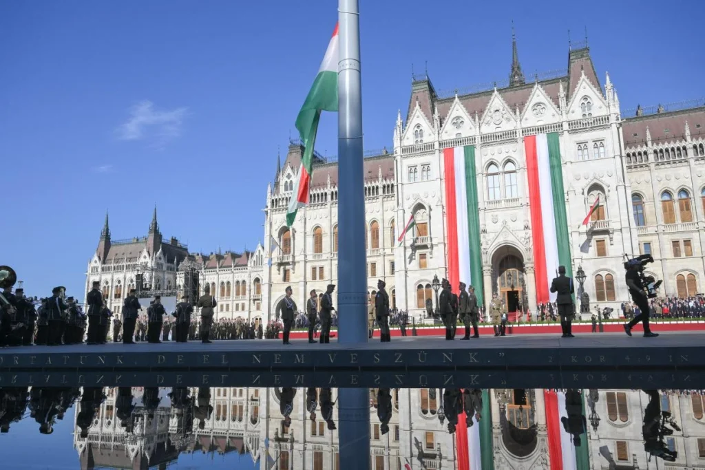 Katonai tiszteletadással vonták fel a nemzeti lobogót az Országház előtt