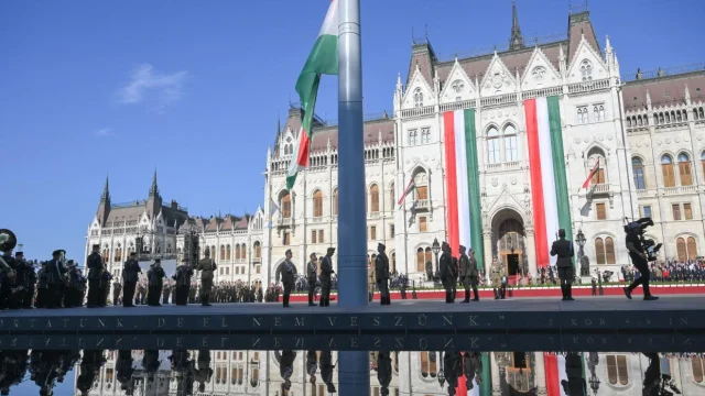 Katonai tiszteletadással vonták fel a nemzeti lobogót az Országház előtt