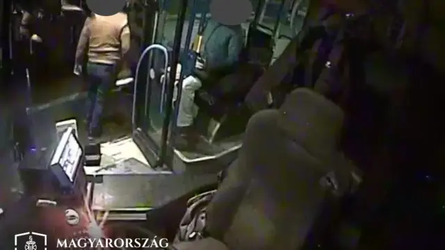 Vádat emeltek egy buszsofőr ellen, aki súlyosan bántalmazott egy utast