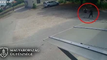 Vádat emeltek a nő ellen, aki kirabolt egy utast az örkényi állomáson