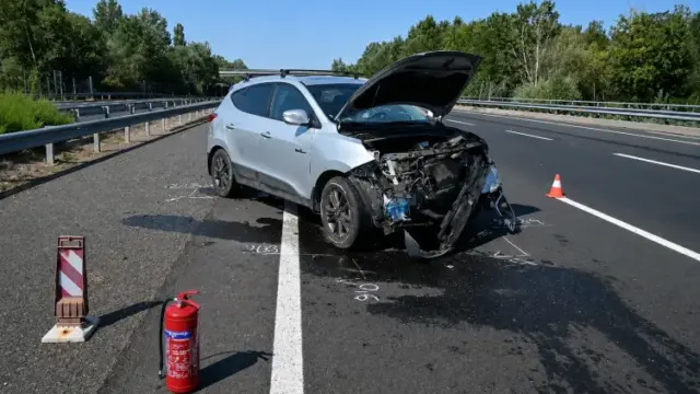 Szalagkorlátnak ütközött egy elalvó sofőr az M7-esen