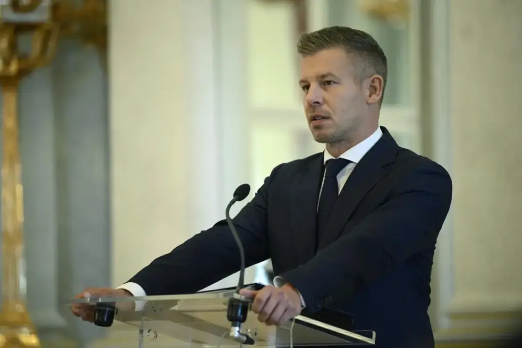 Magyar Péter a dezinformációk megakadályozását kérte a frakcióvezetőktől