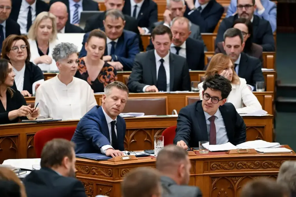 Magyar Péter felszólalásával kezdődik az Országgyűlés rendkívüli ülése