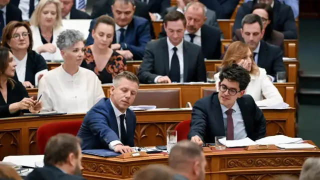 Magyar Péter felszólalásával kezdődik az Országgyűlés rendkívüli ülése
