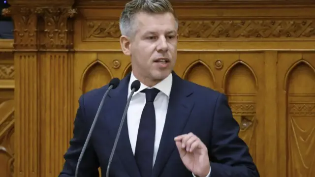 Magyar Péter: megkezdődött a dunai fenékküszöb építése Paksnál