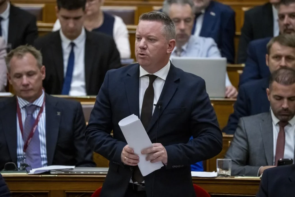 Magyarország tűzoltókkal és speciális járművekkel segíti a szerbiai erdőtüzek oltását