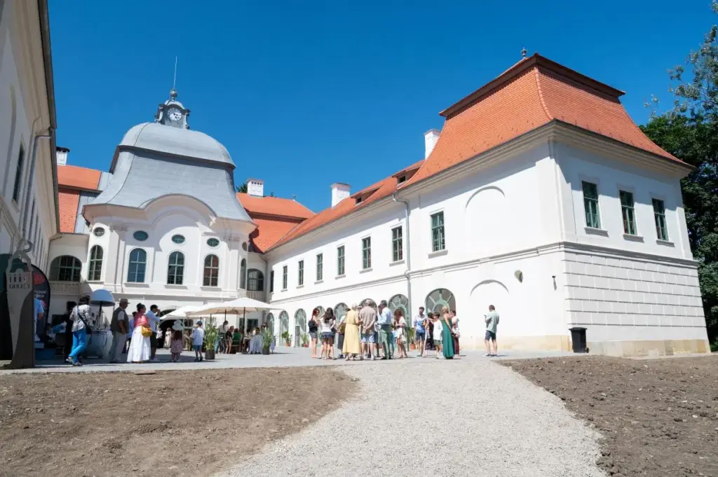 Megnyitotta kapuit a nagyközönség előtt a felújított Teleki-kastély az erdélyi Gernyeszegen