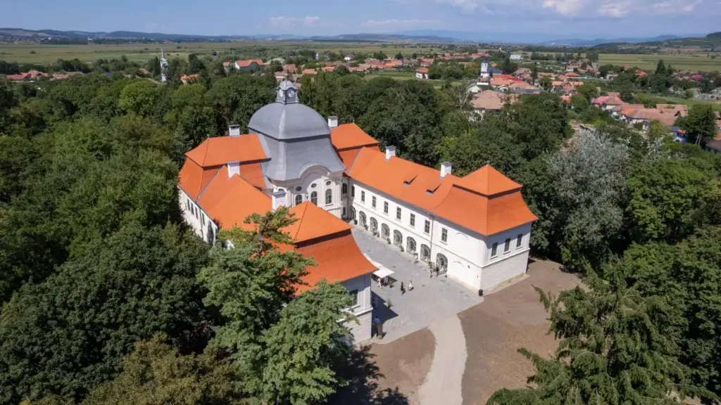 Megnyitotta kapuit a nagyközönség előtt a felújított Teleki-kastély az erdélyi Gernyeszegen