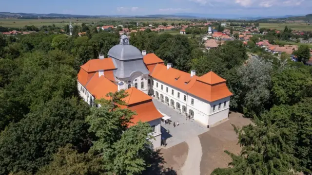 Megnyitotta kapuit a nagyközönség előtt a felújított Teleki-kastély az erdélyi Gernyeszegen