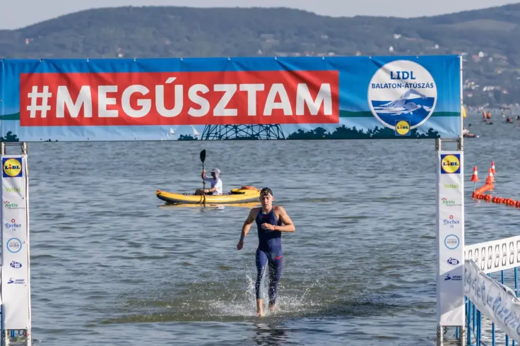 Nagy Nándor és Békési Eszter nyerte a 44. Balaton-átúszást