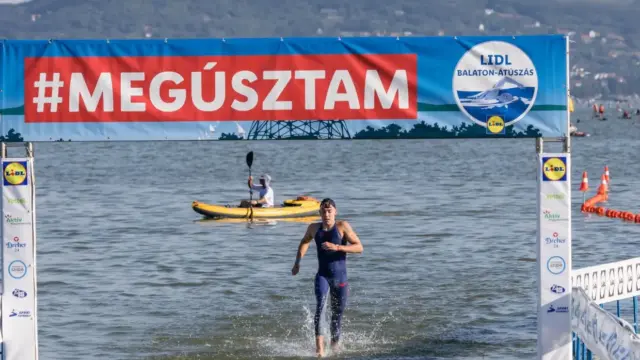 Nagy Nándor és Békési Eszter nyerte a 44. Balaton-átúszást