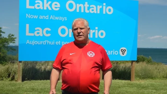 Doug Ford ontariói kormányzó egy nagyméretű táblával üzent Donald Trumpnak