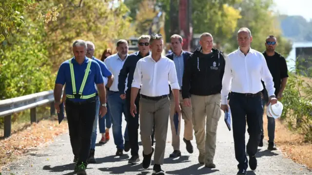Pakson megkezdték a bárkák süllyesztését a Duna vízszintjének emeléséért