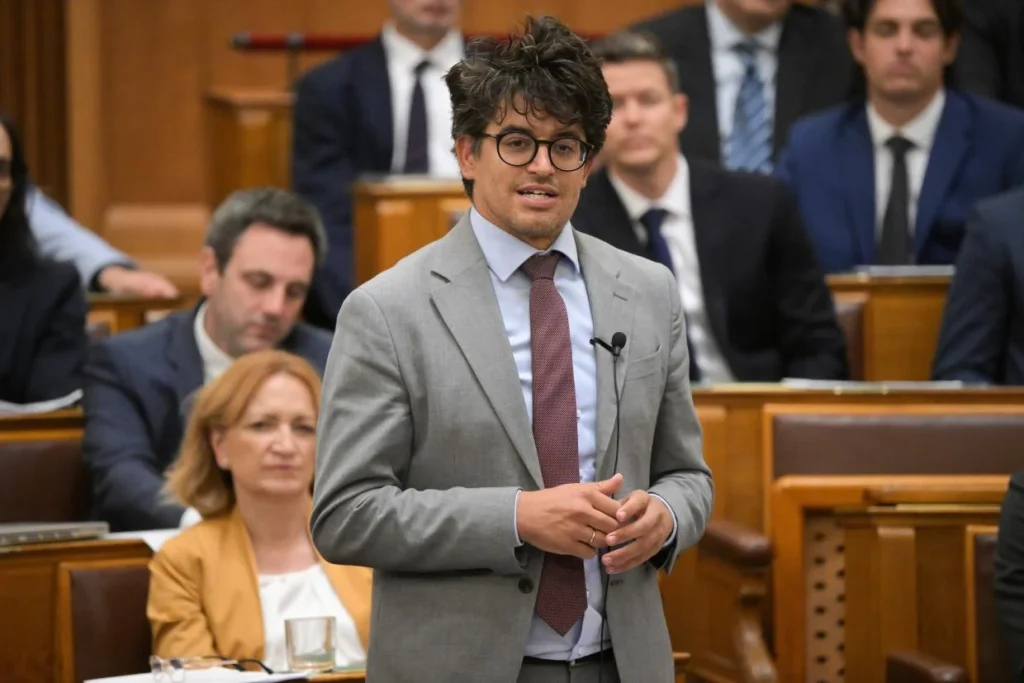 Parlamenti vita: felelősségvállalás, paksi összefogás és intézményi kritikák