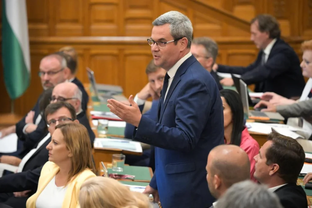 Parlamenti vita: felelősségvállalás, paksi összefogás és intézményi kritikák