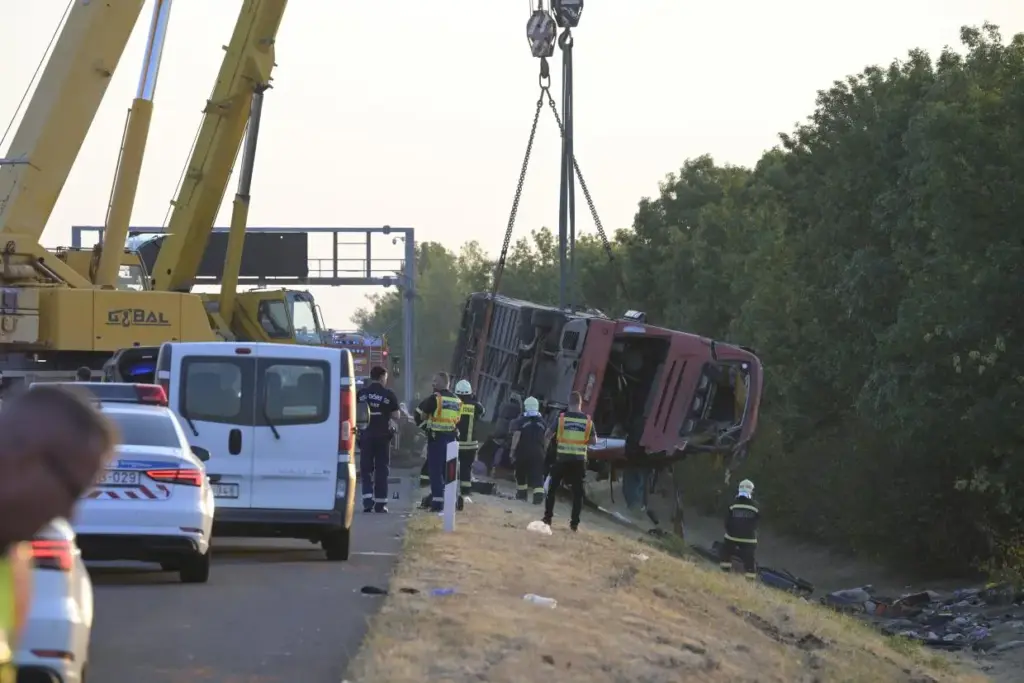 Súlyos buszbaleset az M3-ason: tizenketten meghaltak