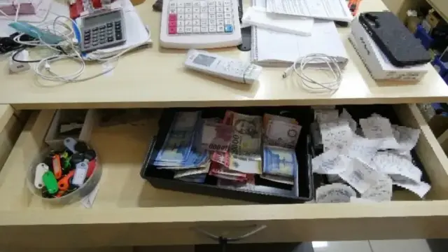 Négy fiú tört be egy balassagyarmati telefonboltba