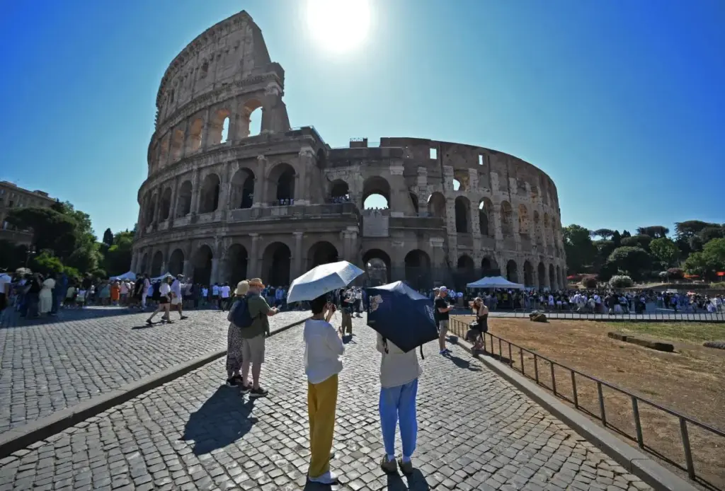 Tizenegy év után visszatérhettek a szuvenírárusok a Colosseumhoz