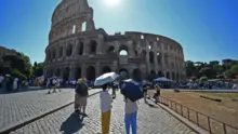 Tizenegy év után visszatérhettek a szuvenírárusok a Colosseumhoz