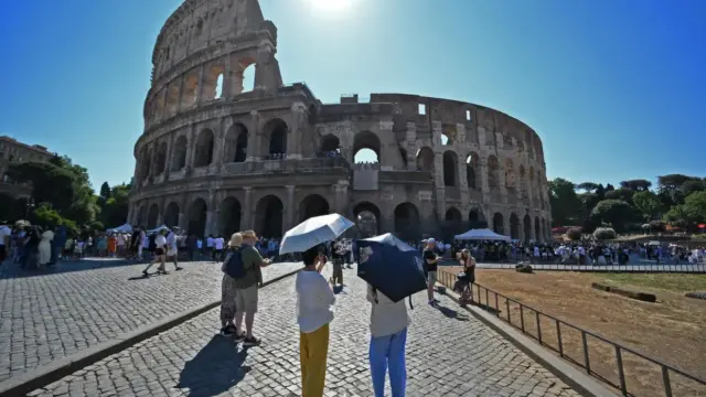 Tizenegy év után visszatérhettek a szuvenírárusok a Colosseumhoz