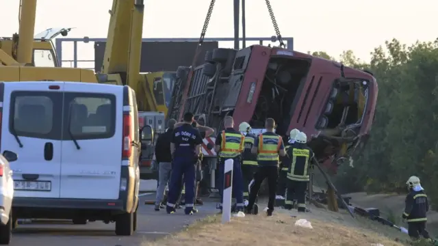 Több halálos áldozata van az M3-as autópályán történt buszbalesetnek