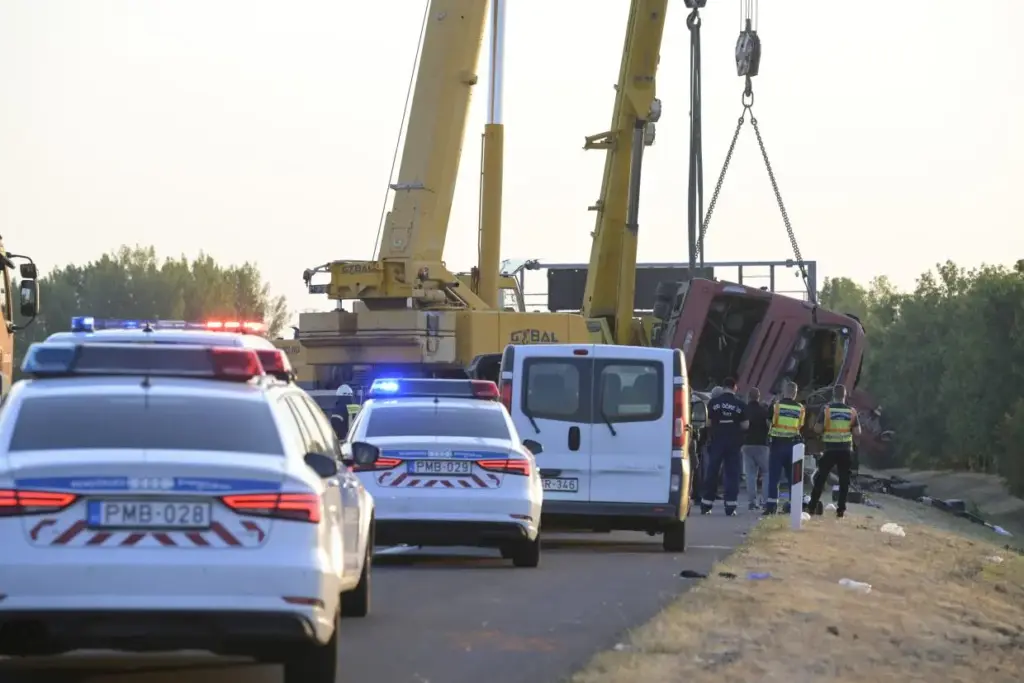 Több halálos áldozata van az M3-as autópályán történt buszbalesetnek