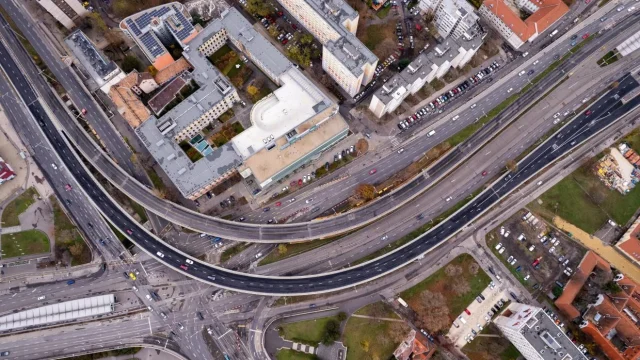Vasárnap hajnalban újraindul a forgalom a Flórián téri felüljárón