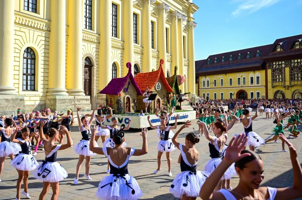 Virágkocsik és nemzetközi művészeti csoportok az 57. Debreceni Virágkarneválon