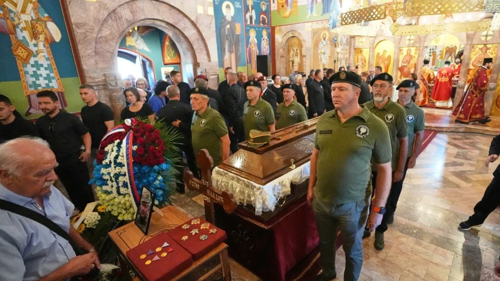 Katonai tiszteletadással temették el Ratko Mladic háborús bűnöst Belgrádban