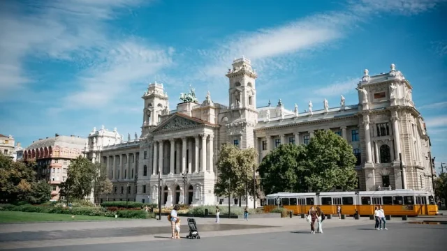 Eltűntek a kordonok a Kúria épülete elől a budapesti Kossuth téren