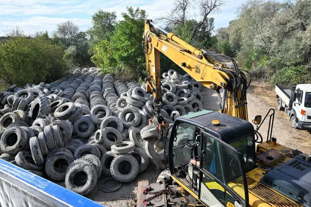 Befejeződött a szegedi Gumis-tó megtisztítása: 1100 abroncsot szállítottak el