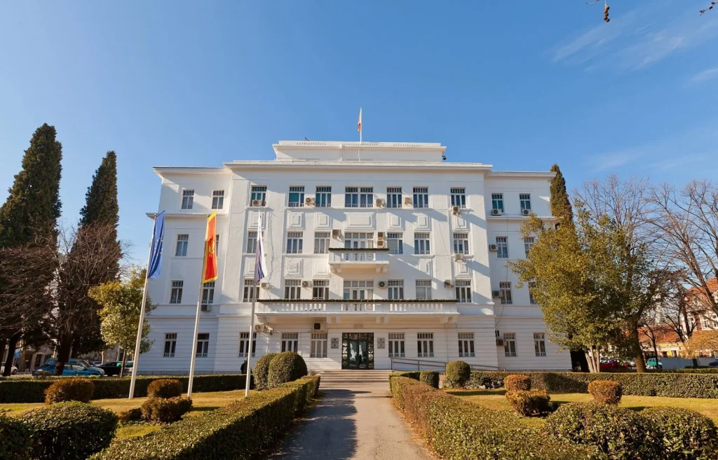 Montenegró: szűkítik a kormánytagok és az államfő mentelmi jogát