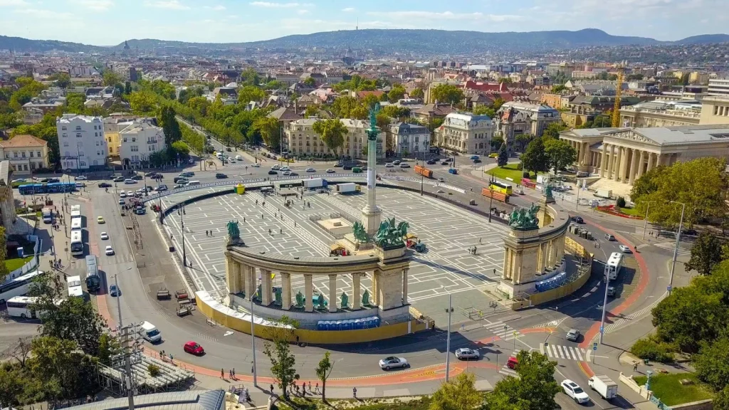 Forgalomkorlátozás és lezárások a Hősök terén szombat este