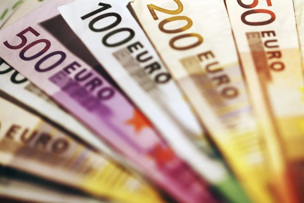 Az euró bevezetése segítheti a gazdasági felzárkózást a szakértők szerint