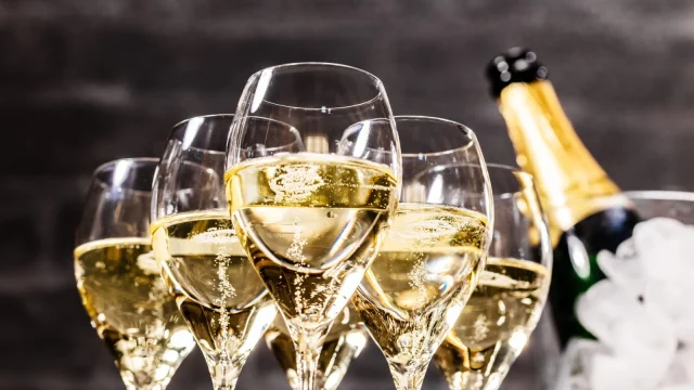 Rekordhőhullámok miatt nőhet a pezsgők alkoholtartalma Franciaországban