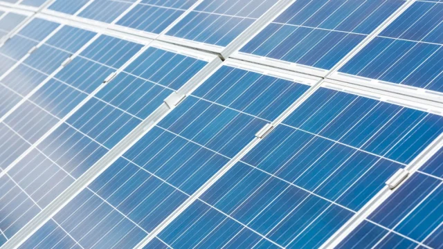 Új napelemparkot és energiatárolót adott át a Mol Algyőn