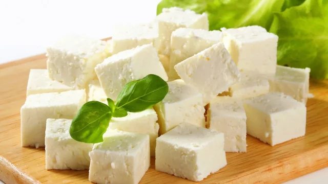 Egészséges-e a feta sajt? Egy dietetikus szakértő válaszol a kérdésekre