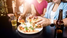 Hogyan mondjunk nemet a társasági programokra bűntudat nélkül?