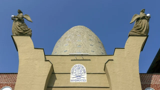 Alkalmi bélyegblokk jelent meg a Herendi Porcelánmanufaktúra alapításának 200. évfordulójára