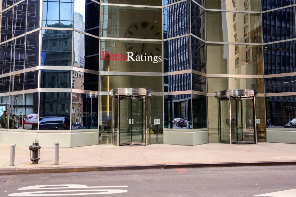 Fitch: A megemelt magyar hiánycél a közfinanszírozás kihívásait jelzi