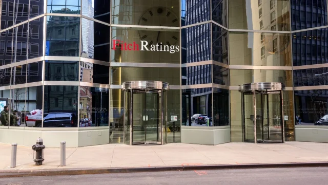 Fitch: A megemelt magyar hiánycél a közfinanszírozás kihívásait jelzi
