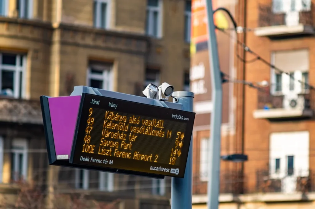 Digitális menetrendi táblákat telepít a BKK Budapesten