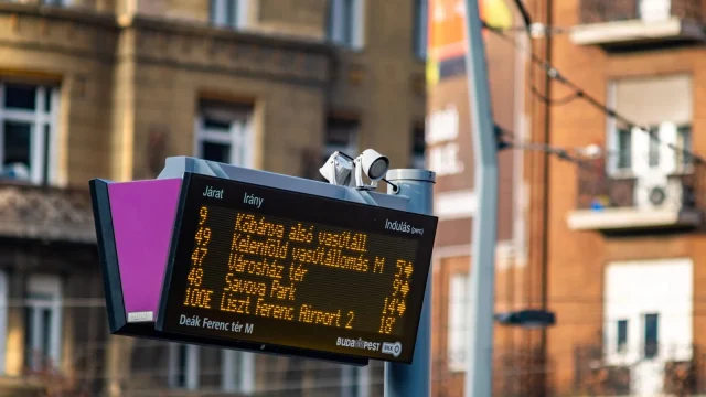 Digitális menetrendi táblákat telepít a BKK Budapesten