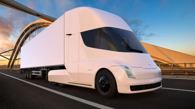 Megkezdődtek a Tesla Semi elektromos kamionok szállításai