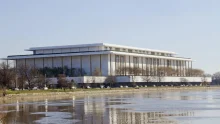 Tüntetők ezrei védik a Kennedy Centert a lebontástól Washingtonban