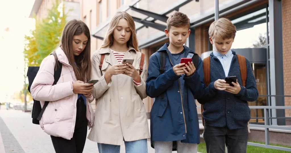 Szigorú szabályok jönnek: az EU KIDS Act védené a gyerekeket az online térben