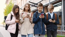 Szigorú szabályok jönnek: az EU KIDS Act védené a gyerekeket az online térben